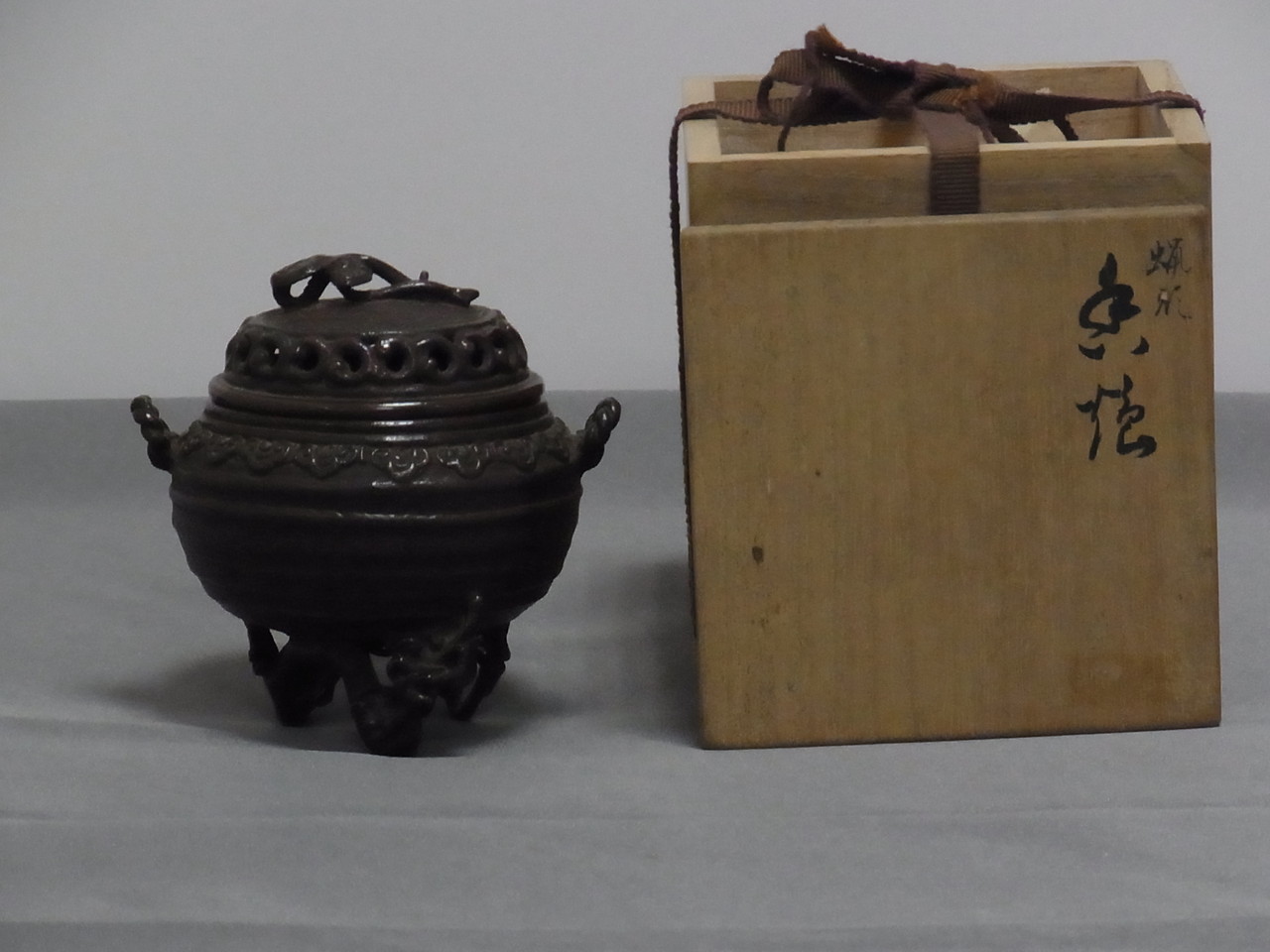 平安 秦蔵六造 青銅 鹿摘 霊芝三つ足香炉 共箱