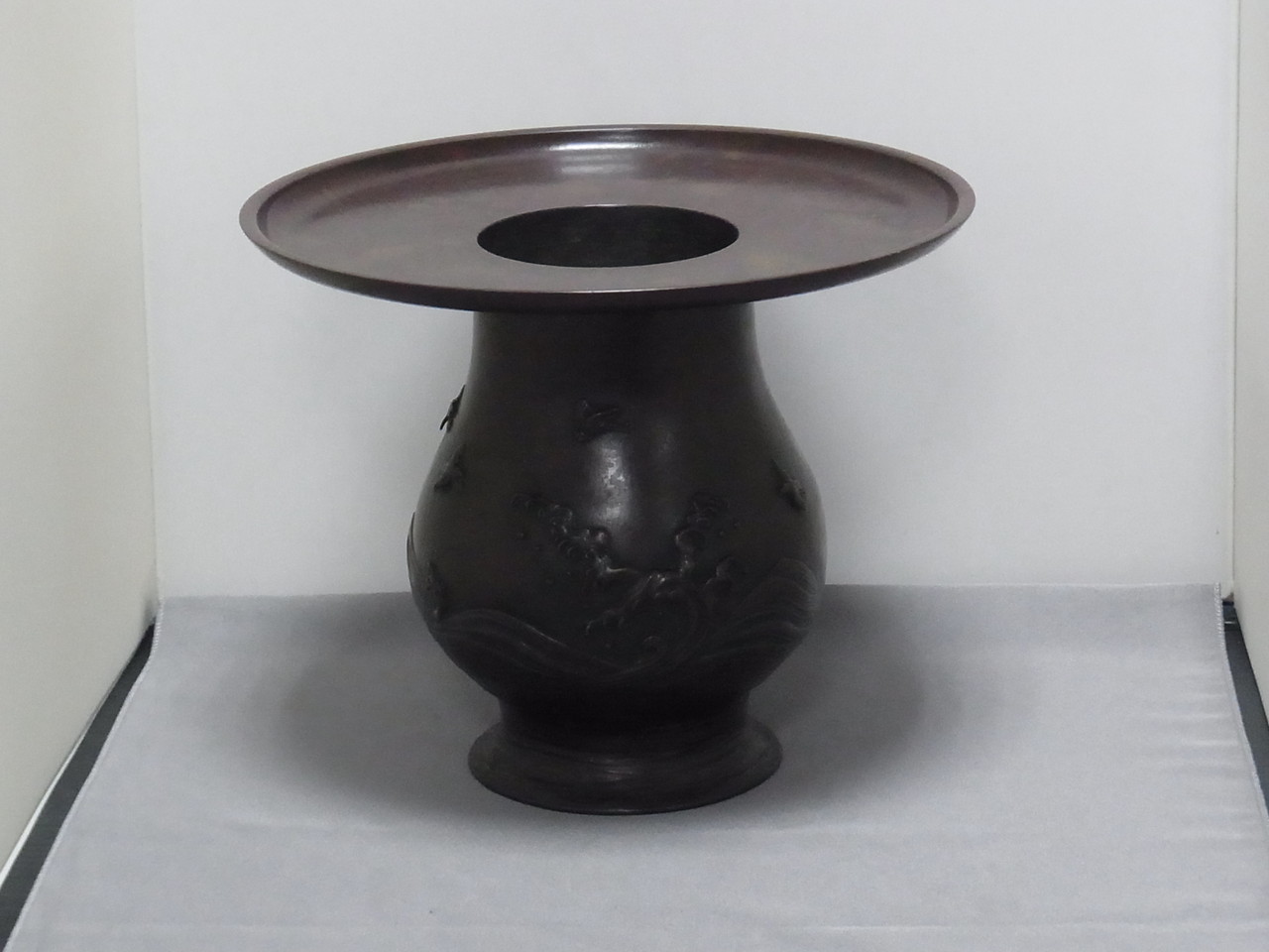 A60．波千鳥文薄端（須賀月真） - 高岡銅器展示館