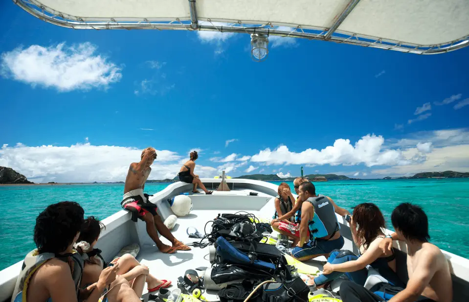 2980 外国切手 ケイマン諸島のビーチアクティビティ 休暇 海遊び 4連刷