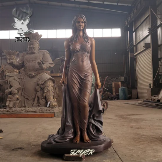 ライフサイズのブロンズ製セクシーな女性像、繊細なパティナ仕上げの