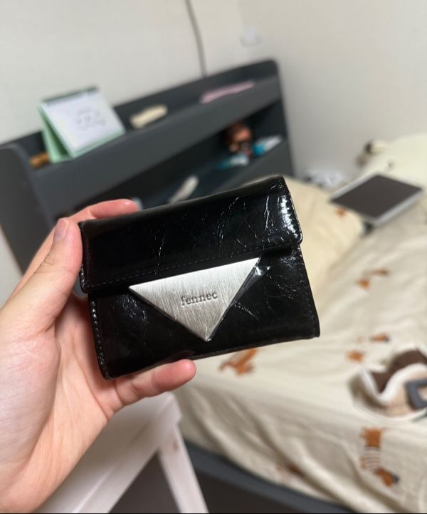 MUSINSA公式 | fennec CRINKLE TRIANGLE DOCO WALLET - BLACK