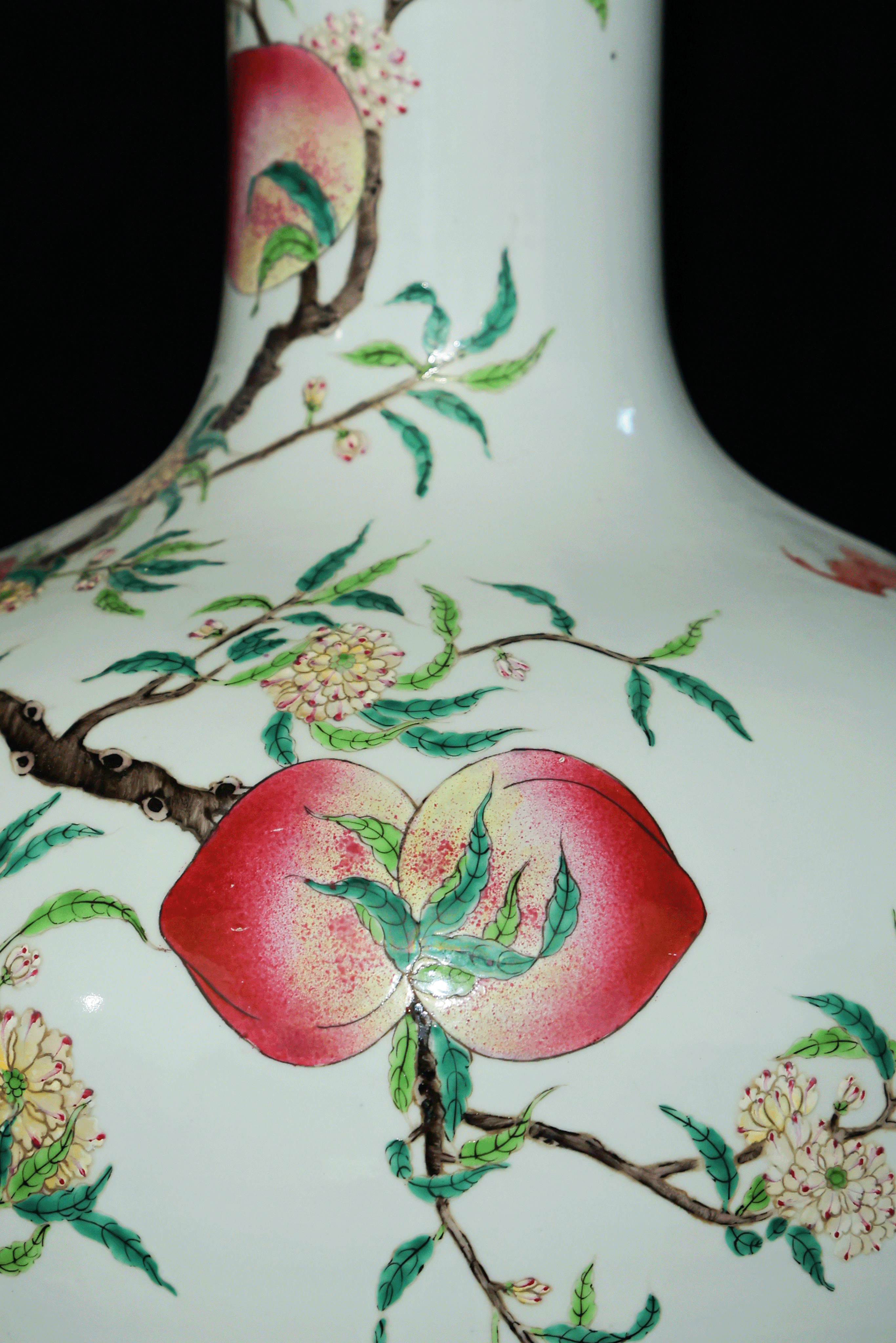 清乾隆粉彩九桃纹天球瓶