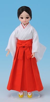 販売予定なし！日枝神社の七五三詣で“巫女姿”の「リカちゃん」を配布中