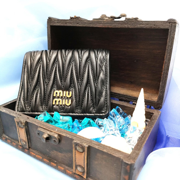 上品で大人かわいいお財布♡ MIUMIU マテラッセレザー折り財布 │ 仙台