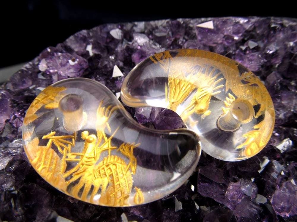 ○1個売り 縦約30mm×横約19mm 龍 金彫り水晶勾玉(まがたま) 天然石