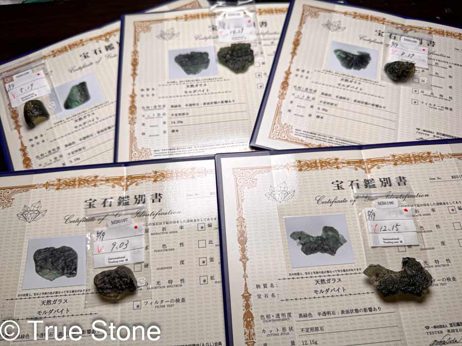 真贋の難しいモルダバイト原石5点を鑑別依頼しました