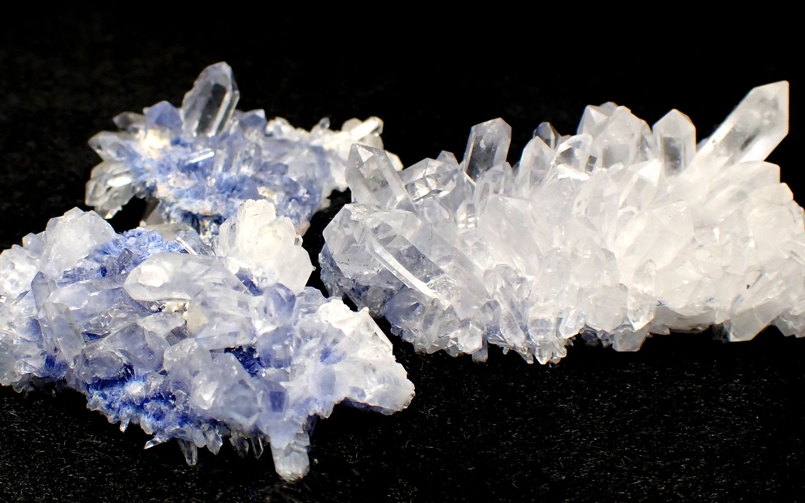 枯れない花、融けない雪の結晶デュモルチェライトの魅力について | TOP