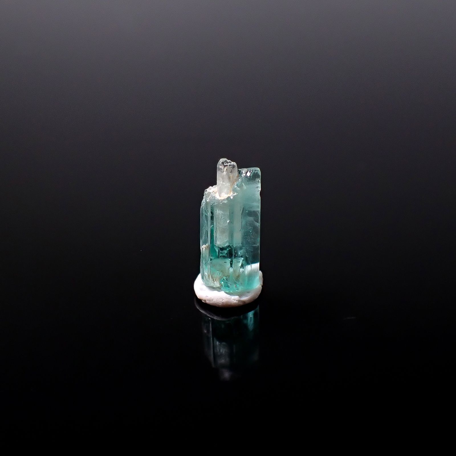 ミントベリル柱状結晶 原石 ナイジェリア産 1.10ct / 9.7x4.3mm前後