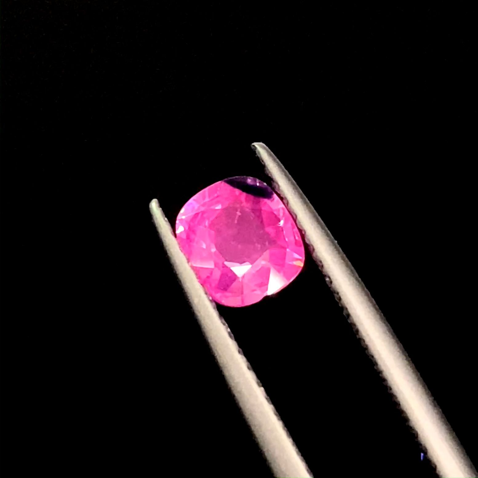 シルキーピンクサファイア 非加熱 ベトナム産 0.93ct / 5.9x5.4mm前後