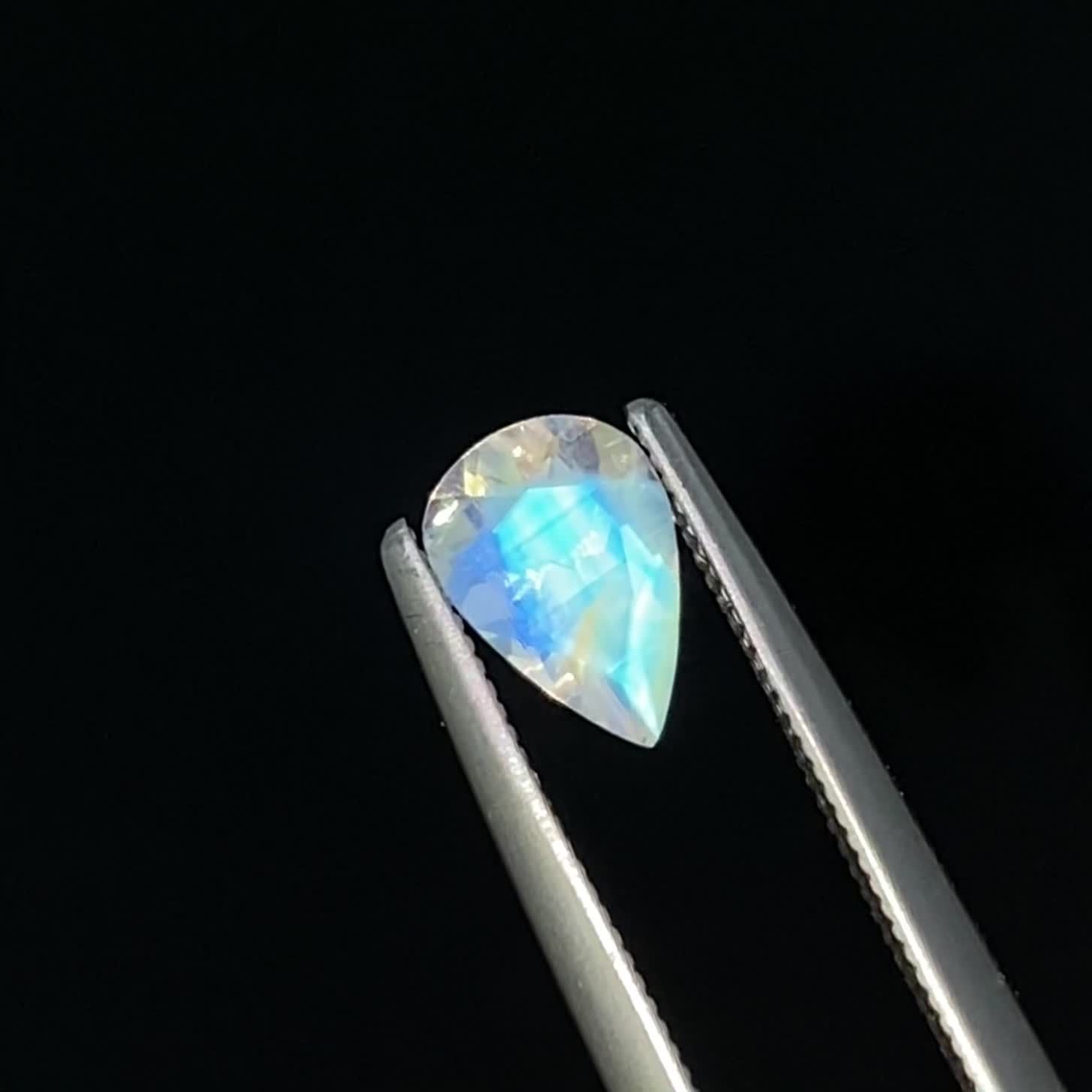 レインボームーンストーン(宝石名アンデシン・ラブラドライト)インド