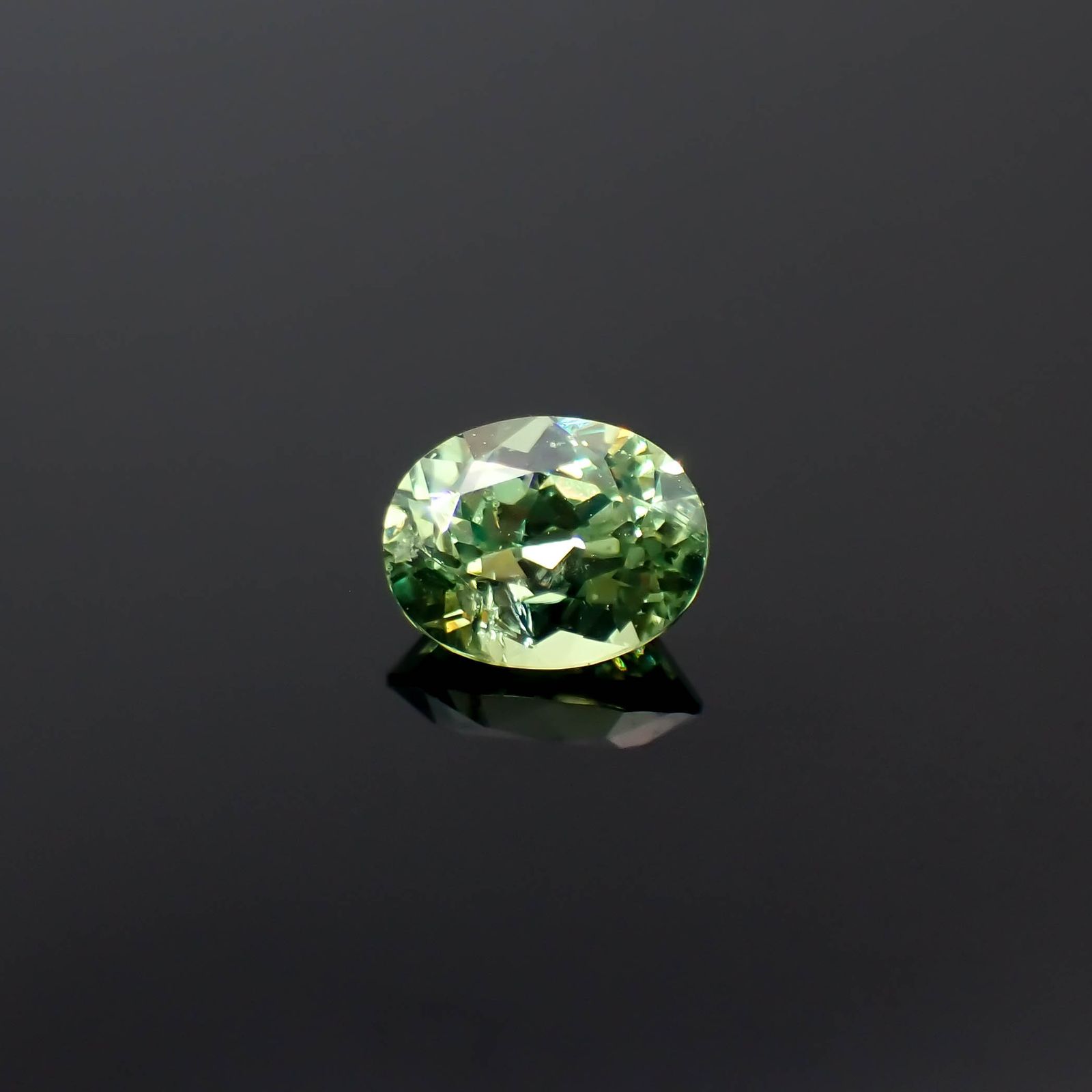 デマントイドガーネット ナミビア産 0.55ct / 5.5x4.2mm前後
