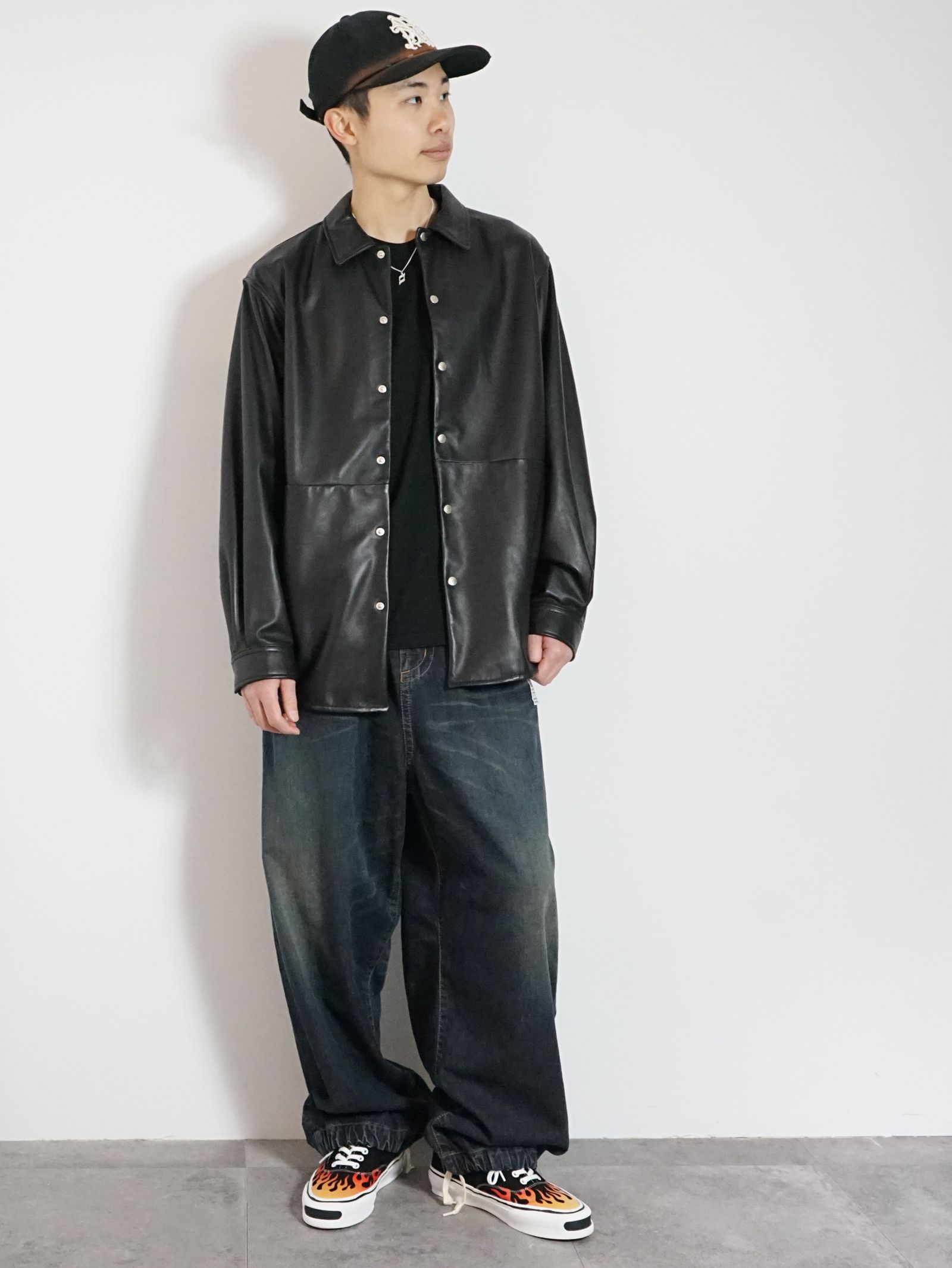 UNIVERSAL PRODUCTSのレザーシャツ×ミハラデニムの最旬スタイル | 1513