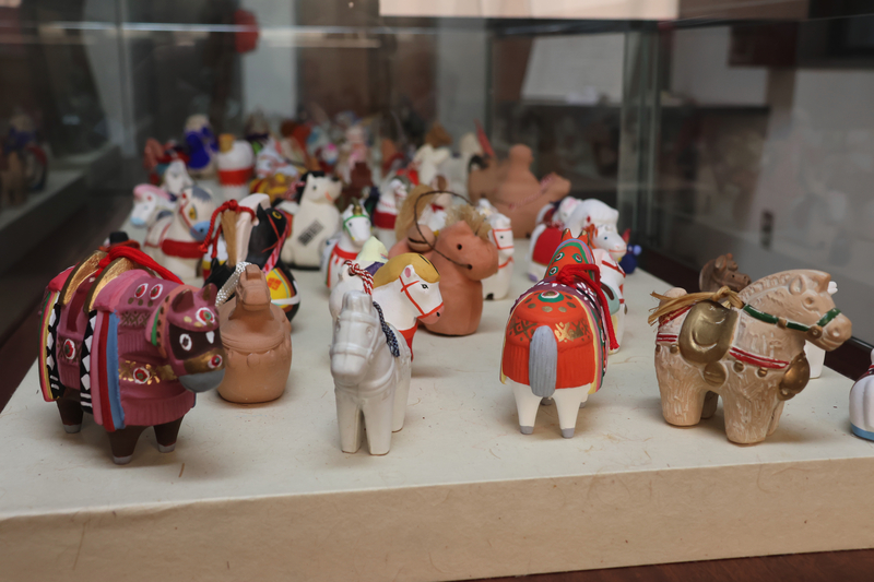 馬の土鈴ずらり150点 中野市の土人形資料館で干支にちなんだ展示会