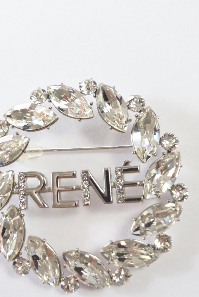 Rene（ルネ） RENEロゴクリスタルブローチ
