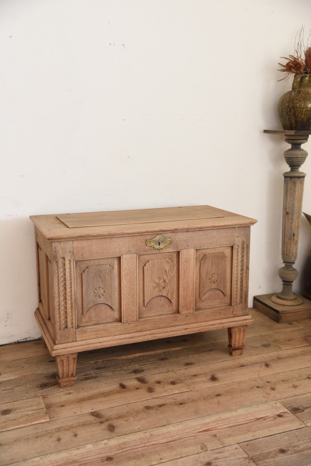 重厚感ある木製のトランクボックス