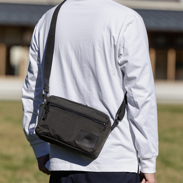 ヴァレクミニショルダー』(全3色)塩縮加工ナイロン/ペットボトルも収納