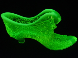 アメリカ フェントン社 ウランガラスの靴置物 プレロゴ【AW0859