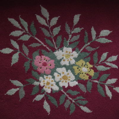 L2188 イギリスアンティーク刺繍 花柄ミディポワン手刺繍クロス 50x47cm