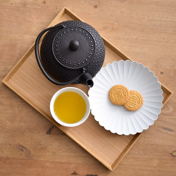 送料無料】 急須 亀甲 黒 5型 650ml / 岩鋳 取っ手付き 茶こし付き