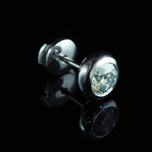 剛腕】K18WG ダイヤモンドピアス