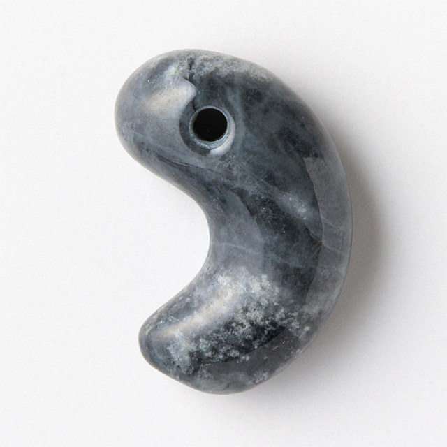 勾玉 糸魚川翡翠 （いといがわひすい） 黒翡翠 （金山谷産） No.361