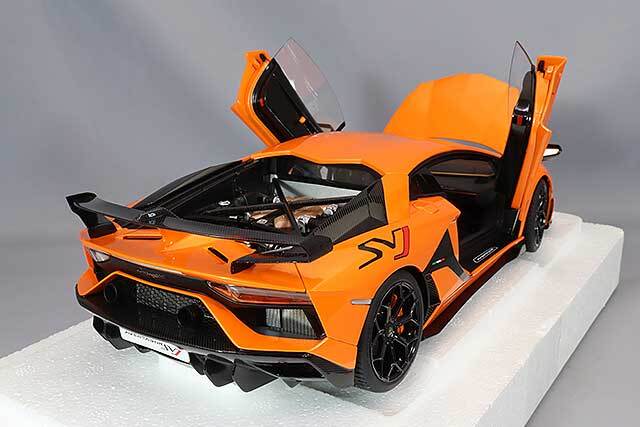 オートアート コンポジット 1/18 ランボルギーニ アヴェンタドール SVJ