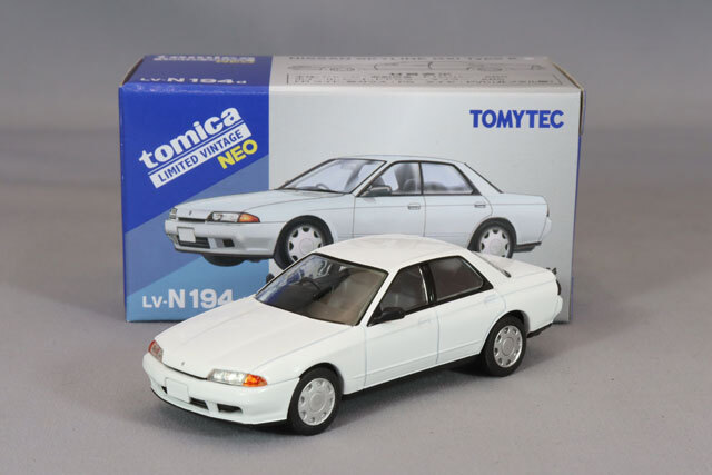 トミカリミテッドヴィンテージ NEO 1/64 日産 スカイライン 4ドア