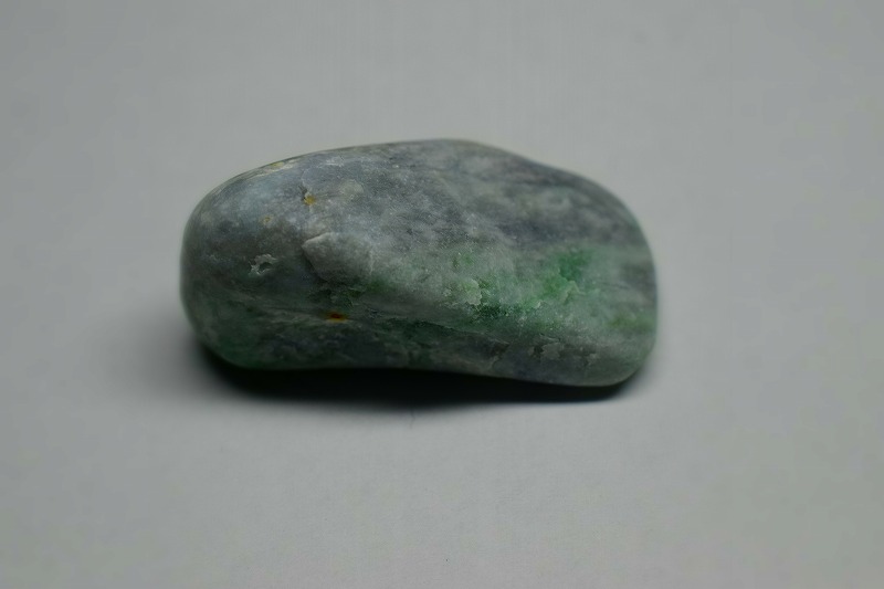 ☆翡翠原石☆糸魚川硬玉【大所川・転石・磨き0.6kg】