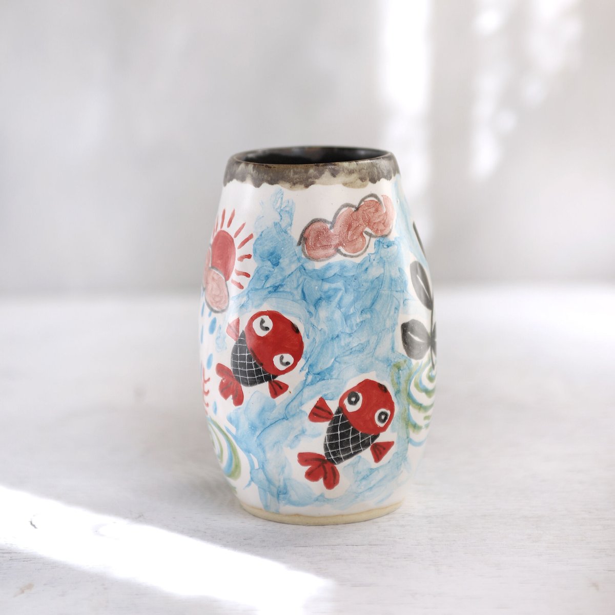 黒い水草と赤い金魚絵の花器 | 春信工房 harunobukohboh