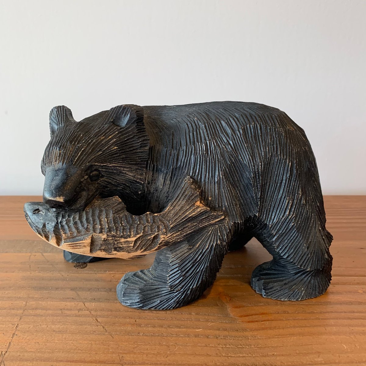 ループウィラー シャケクマフィギュア(木彫りの熊風フィギュア