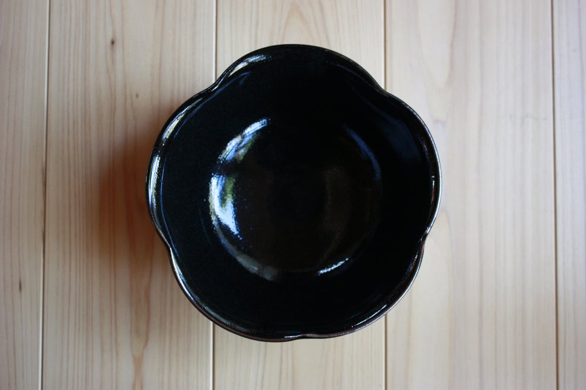 13代中里太郎右衛門、葉形の黒色陶器鉢と共箱 13代中里太郎右衛門