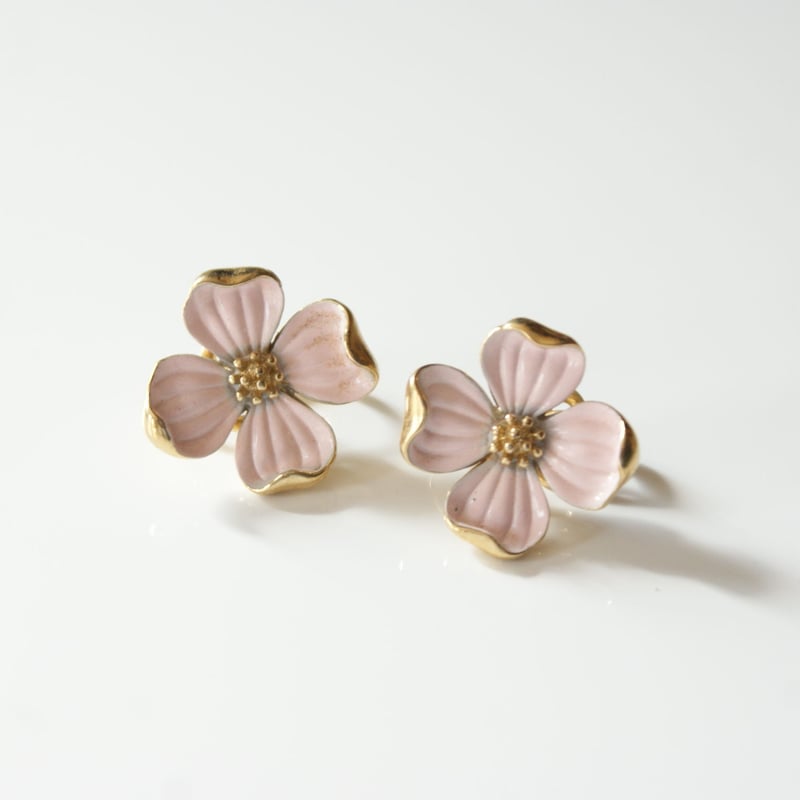 TRIFARIトリファリ ハナミズキ ピンク エナメル イヤリング