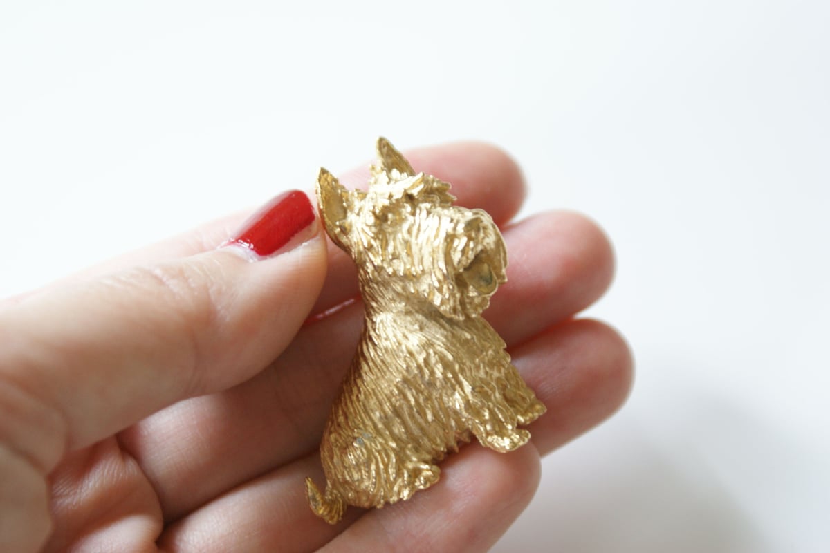 トリファリ 動物 ブローチ 緑の目の犬 プードル