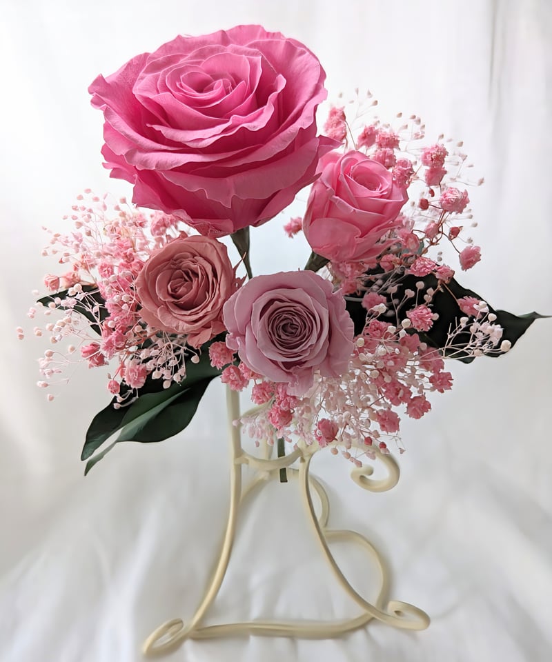 プリザーブドフラワー／大輪のピンクの薔薇とミニ薔薇とかすみ草の