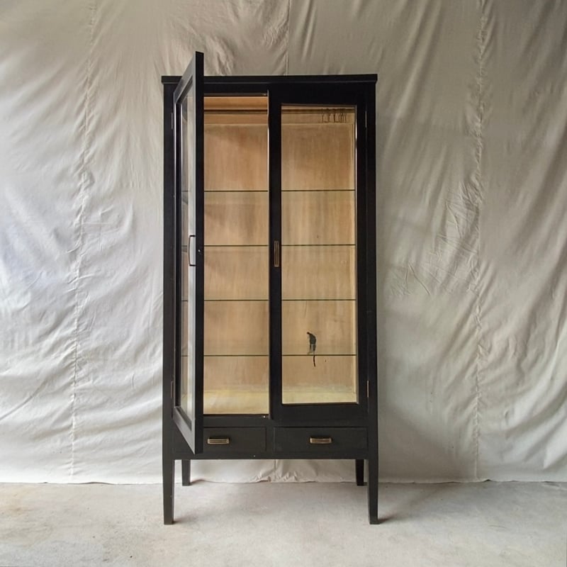 アンティーク 黒ケビント 3面ガラス 4枚棚板 硝子 2杯引出し 真鍮金具