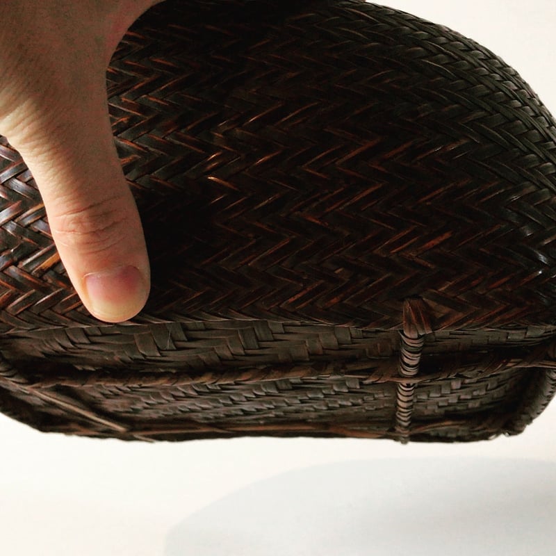 竹編みの炭斗(すみとり) 細かく密度の高い網代編み ヘリンボーン