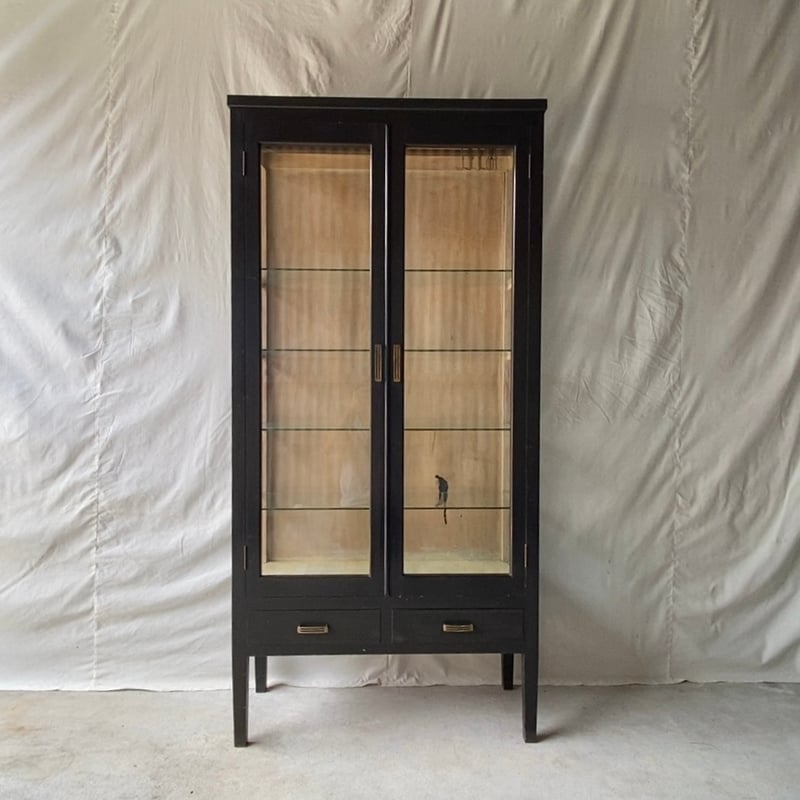 アンティーク 黒ケビント 3面ガラス 4枚棚板 硝子 2杯引出し 真鍮金具