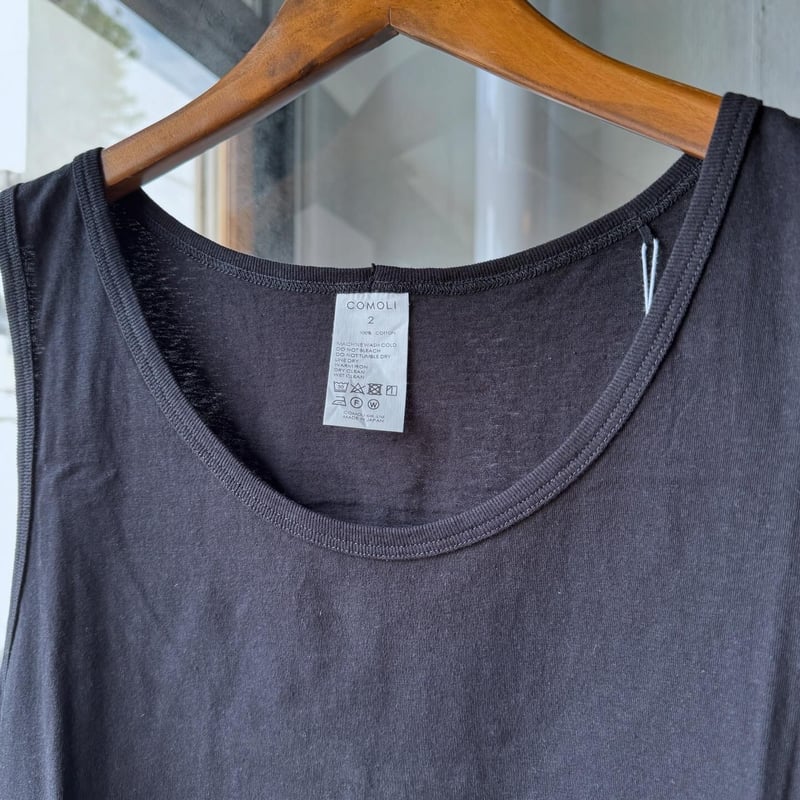 COMOLI サープラス タンクトップ | Less Higashikawa