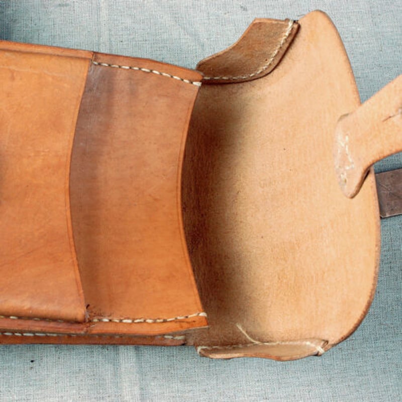 旧日本軍 図嚢 懐中電灯付き 珍品 軍隊用 軍革製品 ショルダー 戦時中