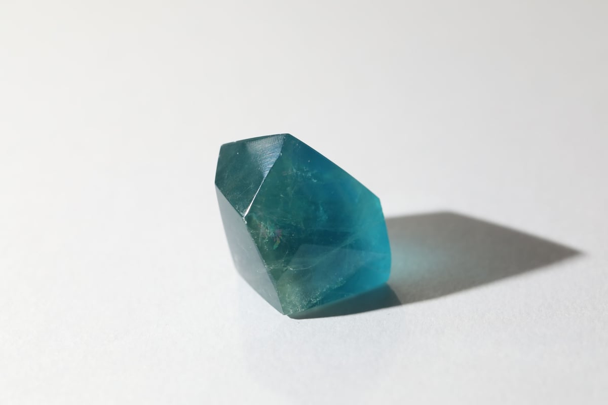 閃きが恵みとなる】虹入り ブルーフローライト フリーフォーム | Y.S.Y24