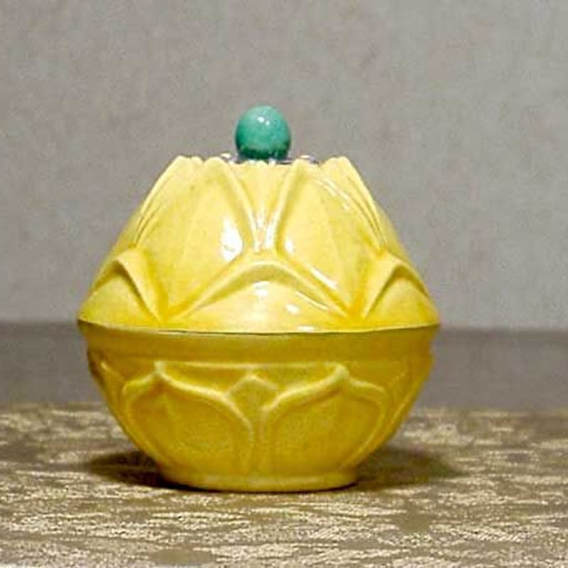 三井大磯 古余呂技窯 川瀬順一（二代竹春）作 交趾 歓冬花 香合 無傷