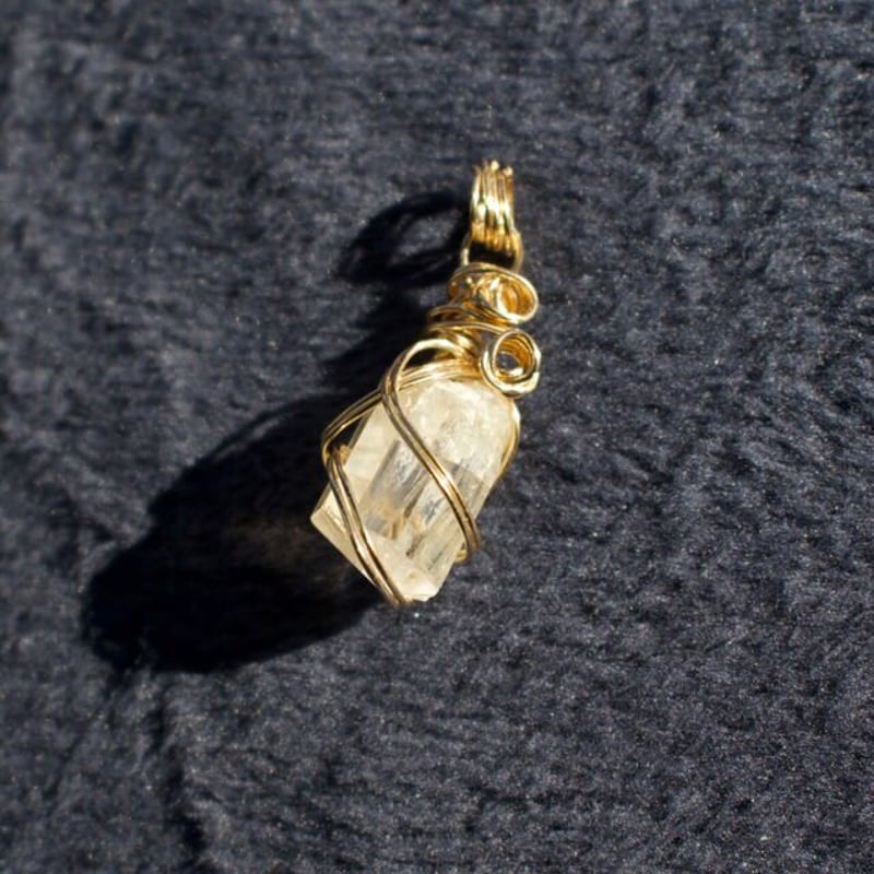 高波動フェナカイトシナジーペンダントトップ（サポートストーン