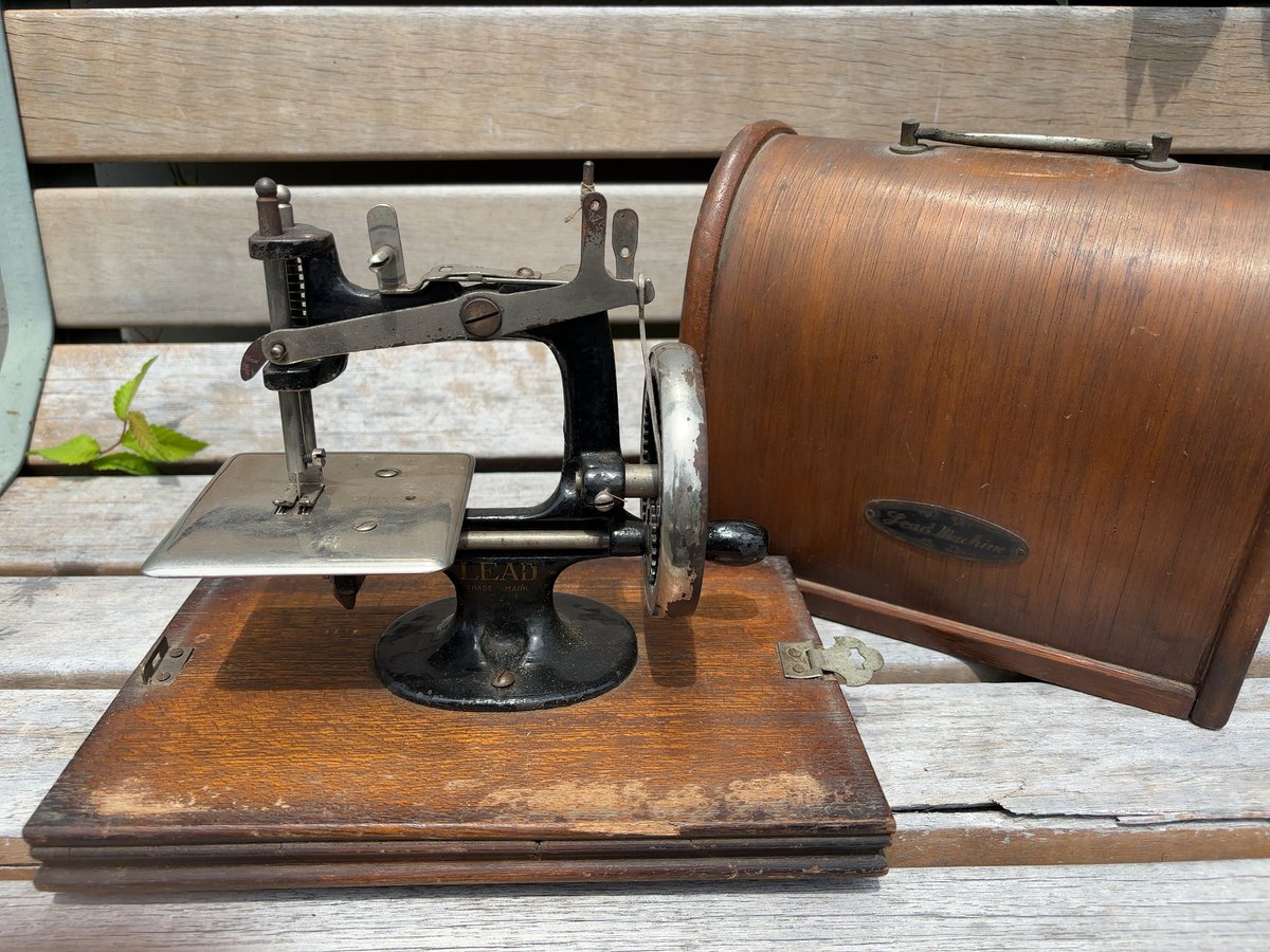 LEAD TRADE MARK アンティーク 手回しミシン | アンティーク家具と喫茶