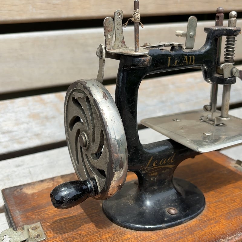 LEAD TRADE MARK アンティーク 手回しミシン | アンティーク家具と喫茶