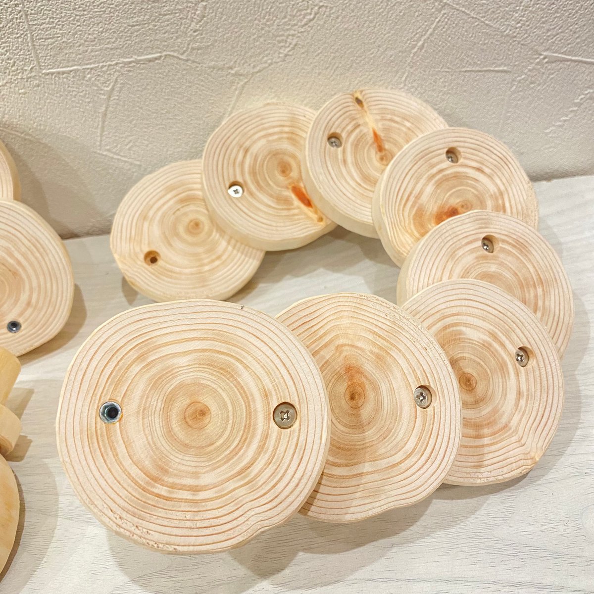 ツタの止まり木付き桧の螺旋階段（可動式） 直径約7cm | 自然木の鳥