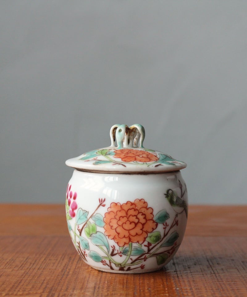 骨董 ？ 中国美術 ？ 白い陶器製の丸型空き瓶 小さい 骨董 ？ 中国美術