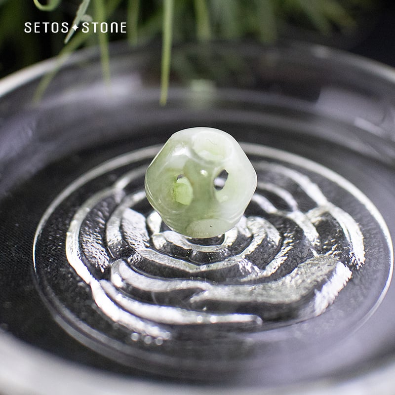 本翡翠1.2cm球（穴開き鈴状）ミャンマー産【天然石】（ヒスイ輝石