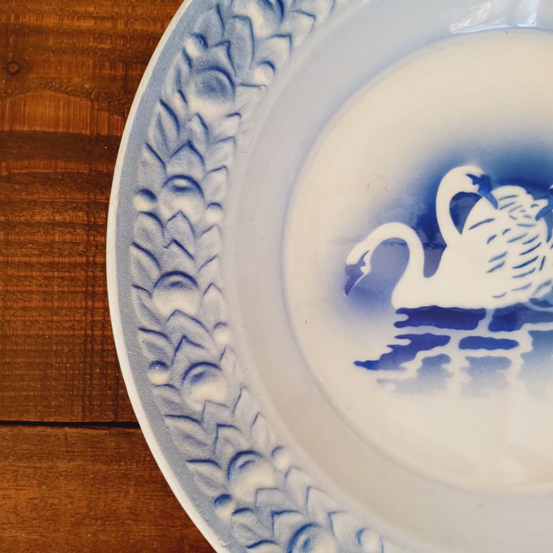 フランスアンティークプレート 白鳥が描かれた美しいレリーフの深皿