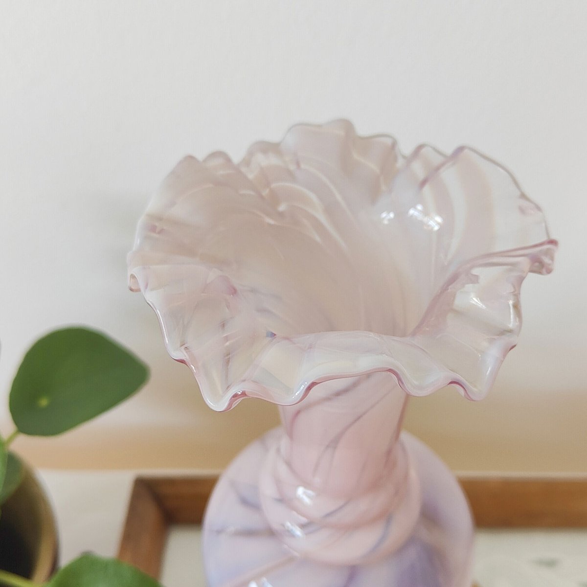 フリルエッジ ピンクガラス花瓶