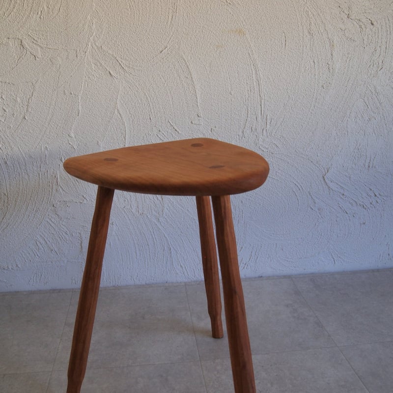 三本脚スツール【ブラックチェリー】 | キグラシ家具工房 online shop